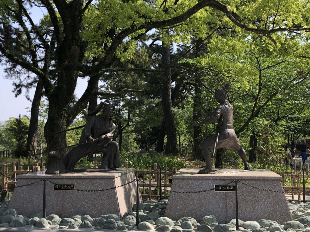 佐々木小次郎・宮本武蔵の決戦銅像